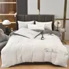 Venta al por mayor del fabricante Juego de cuatro piezas de color sólido de lujo ligero Rojo brillante Sábanas de cama bordadas para bodas Funda de edredón Algodón lavado Ropa de cama cepillada