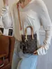 Elegante bolsa de mão pequena estilo vintage para mulheres 2026 novo modelo bolsa de telefone com estampa retrô bolsa de ombro versátil para mulheres bolsa transversal