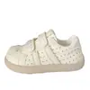 Tênis versáteis de alta moda estilo coreano com bolinhas e velcro para mulheres, novos mocassins de nicho estilo preguiçoso e moderno, coleção primavera-verão 2026