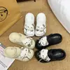 Moda 2025 Desenho Animado Estampa de Leopardo Gravata Borboleta Kt Cat Versátil Resina Acessórios DIY Charms para Sapato Crocs