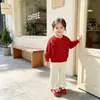 Conjunto de estilo coreano para niña 2026 nuevo modelo cárdigan de punto de cereza infantil y pantalones casuales de lana conjunto de dos piezas para primavera y otoño