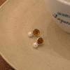 Pendientes de perla estilo universitario Maillard Brown para mujer (2023), nuevos y populares, con clip para la oreja y espiral antimosquitos.