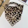 Pañuelo de Cabeza Triangular Retro Francés con Estampado de Leopardo y Color Sólido, con Anillo Metálico en Forma de V, Pañuelo para Sesión de Fotos Estilo Hot Girl
