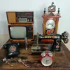 Colección Nostálgica de Artículos Folclóricos Tradicionales: Televisor Blanco y Negro, Grabadora de Cassette, Teléfono, Reloj Despertador, Reloj de Cabeza de Caballo y Otros Artículos Vintage