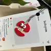 Chaveiro de maçã vermelha fofo com expressão engraçada de desenho animado, acessório de bolsa versátil criativo, corrente para pendurar no carro
