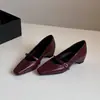Nuevos zapatos Mary Jane de estilo vintage con aumento de altura oculto y una sola correa, zapatos simples de cuero para mujer con punta cuadrada poco profunda