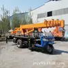 Los fabricantes suministran grúa de piso de tres ruedas 5 toneladas grúa pequeña de tres ruedas grúa de tres caballos grúa de camión de tres ruedas