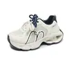 Nuevos Zapatos Deportivos Casuales de Suela Gruesa Estilo Coreano para Mujer Estudiante Transpirables para Correr 2026 Aumentadores de Altura Malla Zapatos Papá