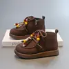 Botas de Cuero para Niños 2025 Otoño Nuevo Estilo Moda para Niñas Versátiles Zapatos Canguro Suela Suave Casual Zapatos tipo Birkenstock para Bebé Niña
