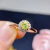 Fabricantes mayoristas de piedra en bruto anillo de piedra en bruto de olivino natural superficie gota de agua joyería de piedra original anillo pendiente incrustación venta caliente