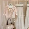2026 Novo Estilo Estilo Romântico Francês Renda Rosa Camisa com Cadarço para Mulheres Blusa Solta com Decote V