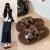Nuevas zapatillas peludas de suela gruesa para mujer 2026, diseño de hebilla de cinturón con estampado de leopardo de moda, adecuadas para usar en exteriores en otoño e invierno
