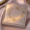 Pulseira de Aço Titânio com Diamante Verde Margarida Nova de Luxo Leve Francês para Mulheres Moda Versátil Novo Toque de Alto Padrão Joia de Mão Sem Desbotar