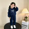 Conjunto de sudadera y pantalón de chándal para bebé y niños, nuevo estilo otoño e invierno, conjunto deportivo con lazo para niñas, conjunto casual con forro polar