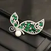 Broche de Mariposa de Piedra Verde de Lujo Ligero de Alta Gama Europeo y Americano Broche de Insecto de Perla Elegante Retro Ramillete Antiexposición