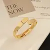 Nueva Pulsera Europea y Americana Popular Exagerada de Aleación de Ala Ancha Pulsera de Moda Personalizada Patrón Martillado Cepillada Pulsera con Hebilla de Resorte