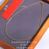 Puzuo Retención de Color Fuerte Oro Brillante 24K Hielo Centelleante Cristalino Tubo Curvo de Media Luna Collar de Memoria Cadena de Clavícula de Gama Alta