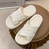 Chinelos Verão Feminino Exterior Vestir Sandálias Simples Quadrado Novo Estilo Indoor Home Flat Non-Slip Wear-Resistant Trendy Slides
