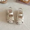 2026 Novos Sapatos de Princesa de Verão para Meninas Sandálias Vazadas Protetoras para os Dedos com Solado Macio Antiderrapante e Bolinhas Laço