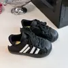 Zapatos de Skate para Niños 2026 Nuevo Otoño Zapatos Deportivos para Niños Suela Suave Antideslizantes Niños Medianos y Grandes Marca de Tendencia Zapatos de Entrenamiento Alemanes