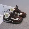 Moda Infantil Entrenamiento Alemán Estilo Primavera/Otoño 2026 Versátil Elegante Duradero Superficie de Cuero Zapatos de Entrenamiento Forrest Gump Alemán Zapatos de Estudiante Alta Apariencia