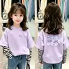 Camiseta casual de manga larga de algodón puro para niñas de primavera y otoño con diseño estampado de dibujos animados y patchwork de rayas, suave y cómoda, adecuada para niños mayores