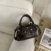 Bolsa Retrô para Mulheres 2026 Nova Moda Primavera Nicho Bolsa de Ombro com Tachas Bolsa Transversal para o Dia a Dia Bolsa Feminina