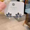 Pendientes Florales de Circonita Elegantes y Sofisticados, Estilo Francés de Lujo Ligero Diseño de Nicho, Nuevo Modelo 2025, Pendientes de Botón Frescos y de Gama Alta