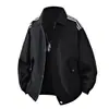 Jaqueta Esportiva Masculina Estilo Americano com Três Listras, Nova Coleção Outono/Inverno 2026, à Prova de Vento e Impermeável, Gola Reversível, Casaco Casual Workwear