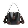Bolso de lujo ligero de nicho para mujer, bolso tipo cubo con textura de alta gama, nuevo bolso bandolera de hombro de moda retro 2024, transfronterizo