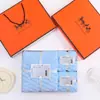 Set de Regalo de Terciopelo Coral de Tres Toallas y Toallas de Baño con Bolso, Tapa Estampada en Oro, Caja de Regalo Creativa para Souvenirs