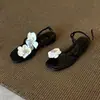 Nova Coleção de Verão: Sandálias Rasteirinhas Femininas com Bico Aberto, Bico Quadrado, Flor de Camélia e Fivela de Tira Única