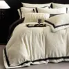 Juego de ropa de cama de invierno súper suave, con una colección de cuatro piezas de terciopelo de leche, nuevo estilo 2025, con funda de edredón de felpa engrosada, sábana plana y sábana bajera