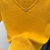 Foto Real de una Camiseta Lisa de Manga Corta con Cuello en V Estilo Coreano para Mujer, Verano Versión Coreana Ajustada Camiseta Básica Adelgazante Top Corto
