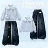 Nueva colección de primavera y otoño para niñas: top de moda de manga larga con un cuello elegante, combinado con lindos pantalones vaqueros casuales con estampado de dibujos animados - un conjunto de dos piezas