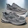 Novos sapatos masculinos de verão, tênis casuais esportivos respiráveis e versáteis para homens, adequados para o trabalho e para correr, com solas grossas antiderrapantes e design robusto