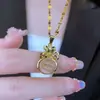 Colar Pingente Bolsa de Dinheiro Rosa para Mulheres, Novo Modelo 2026, Item Quente de Celebridade da Internet, Corrente para Clavícula em Aço Titânio com Design de Nicho de Luxo Leve