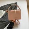 Nuevo 2025 Bolso Decorativo Simple en Forma de V Moda Ins Elegante Bolso Cubo Pequeño para Mujer de Hombro Cruzado de Moda