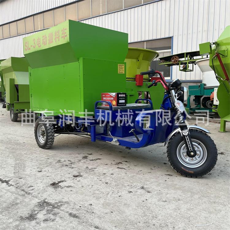 饲料撒料车