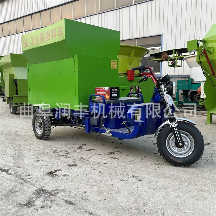饲料撒料车