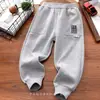 Calça Masculina Primavera e Outono 2025 Nova Calça Esportiva de Outono Infantil para Crianças Grandes Moda Solta Calça de Moletom