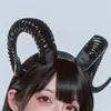Novo traje de cosplay de empregada estilo anime bidimensional, tiara com chifres de diabinho, acessório de cabelo de design requintado de nicho