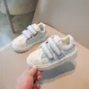 Zapatillas de otoño gruesas para niñas con cierre de velcro, zapatos blancos versátiles, mocasines, zapatos casuales para estudiantes y zapatos deportivos para niños