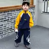Conjunto de roupa de outono para meninos, roupa esportiva infantil, novo estilo 2026, conjunto de duas peças com moletom para bebê, roupas de outono da moda para meninos
