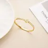 Venta al por mayor del fabricante Moda Hebilla de Acero Inoxidable Pulsera de Cuatro Hojas para Mujer Circonita Concha Blanca Ins Estilosa Sin Decoloración Nuevo Estilo