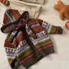 A nova coleção de outono apresenta um lindo conjunto de chapéu e suéter Fair Isle de tricô de alta qualidade.