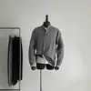 Suéter Masculino de Tricô com Gola Henley Falso de Duas Peças Leve de Luxo Malha Trançada Nicho Minimalista Textura Trançada Confortável Quente