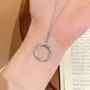 Nuevo collar colgante de anillo Mobius V-gold transfronterizo para mujer, cadena para clavícula de anillo redondo de lujo ligero, moda niche con incrustaciones de diamantes