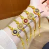 Pulseira em ouro rosé com design de rosácea cravejada de diamantes, mesmo estilo encontrado em joalherias, apresentando uma pulseira de relógio de girassol rotativa, um acessório de alta qualidade