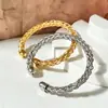 Pulseira de punho aberto trançada, apresentando uma textura luxuosa e um design torcido em forma de C, fornecida diretamente pelo fabricante, um design de nicho para joias transfronteiriças